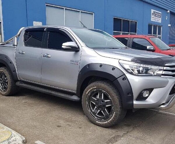 LOKASUOJANLEVIKKEET_TOYOTA_HILUX_2018_ETEENPAIN